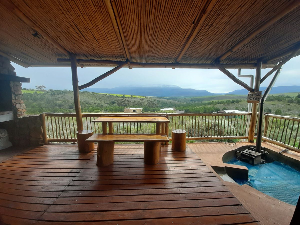Meerkat's covered patio with its private wood-fired hot tub and a view over the veld to the mountains