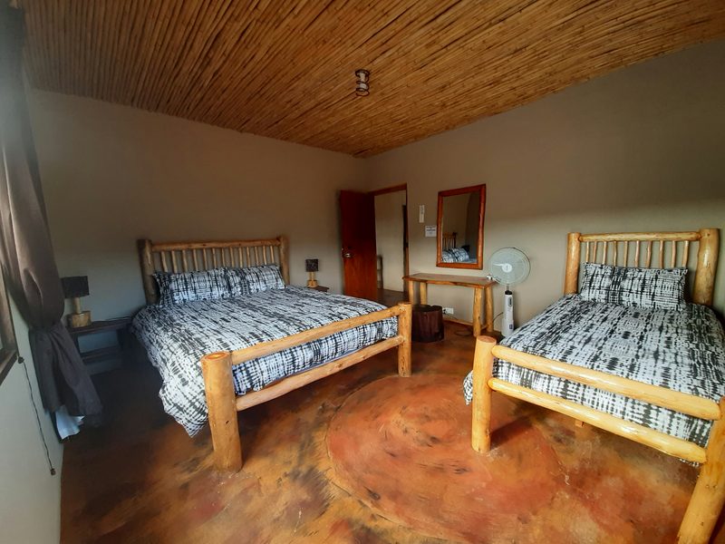 Vlakvark bedroom with two log beds